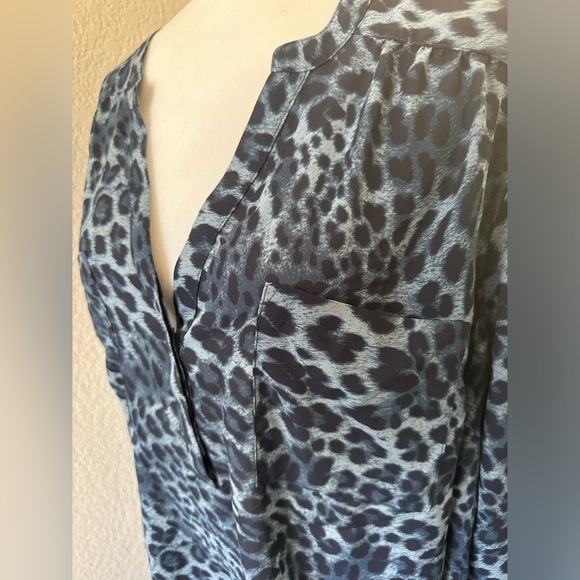 NWOT TORRID BLUE LEOPARD TOP BLOUSE - TORRID SIZE 2 - 18/20. NEW!!! - Picture 2 of 10